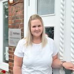 „Julia Sieve, Leitung der Stabsstelle Tourismus und Öffentlichkeitsarbeit der Samtgemeinde Amelinghausen, steht vor dem Eingang des Rathauses und lächelt in die Kamera.“