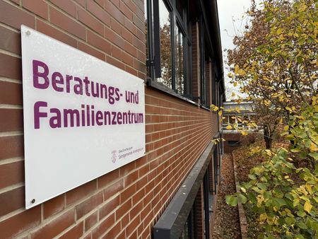 Schild mit der Aufschrift Beratungs- und Familienzentrum