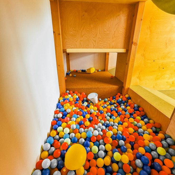 Bällebad in der Kinderkrippe Amelinghausen mit bunten Plastikbällen in einer Holzkonstruktion