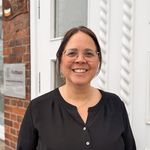 Mareike Witte, Geschäftsbereichsleitung der Samtgemeinde Amelinghausen, vor dem Haupteingang des Rathauses.