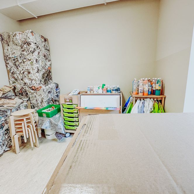 Kreativraum in der KiTa Soderstorf mit Arbeitsmaterialien, vielen Farben zum Malen und kleinen Holzhockern für kreative Übungen