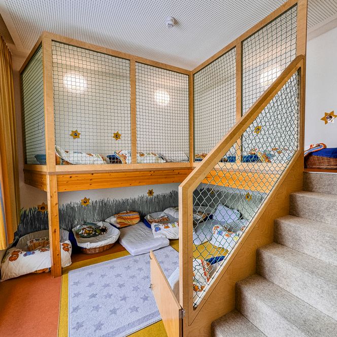 Schlafraum in der Kinderkrippe Amelinghausen mit Matratzen, Körbchen und gemütlicher Schlafumgebung für Kinder.